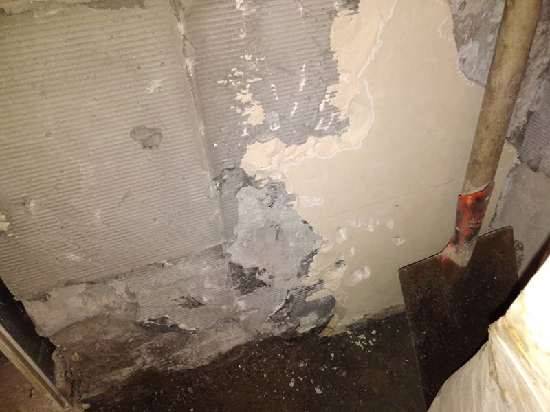 廁所拆除維修：洗浴用具可以在所有墻面敲磚前統(tǒng)一拆除，也可以與敲磚穿插進(jìn)行。在拆除洗浴用具時(shí)，需要事先與屋主溝通。如果洗浴用具需要保留使用，則拆卸時(shí)注意不能損壞洗浴用具。并不是所有洗浴用具都需要馬上拆卸。拆卸一般是從墻體的下方往上方敲，從瓷磚的邊緣往里面敲，還需要根據(jù)拆卸的位置選擇適當(dāng)?shù)那么u力度。敲磚是從墻體下方開始敲，從每塊瓷磚的邊緣開始敲。如果先敲上面的瓷磚，地面堆積的瓷磚較多，擋住下面的瓷磚，會(huì)不利于拆卸。在敲瓷磚的過程中，如果不是對(duì)地面瓷磚進(jìn)行清理，避免瓷磚過多堆積，就會(huì)減緩施工進(jìn)度甚至造成施工意外。