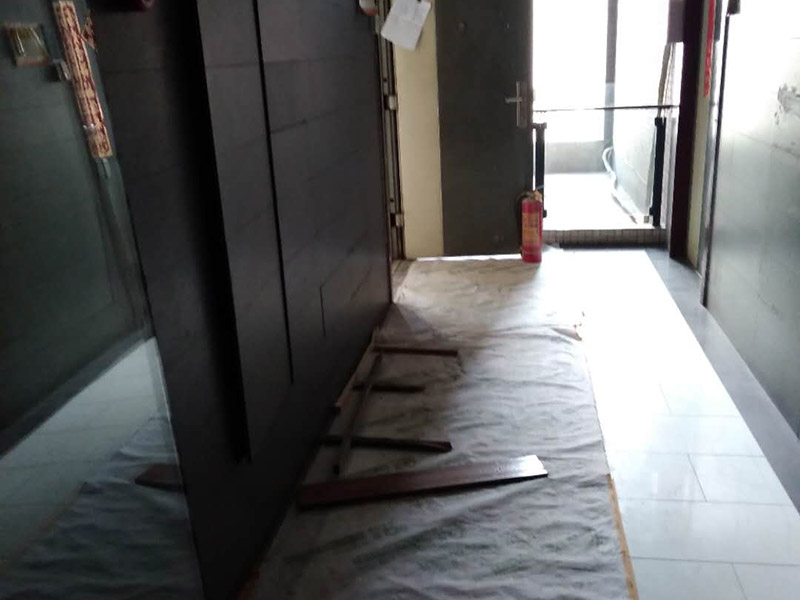 燈具線路改造：1、水電改造的第一步是水電定位，也就是根據(jù)用戶的需要定出全屋開關(guān)插座的位置和水路接口的位置，水電工要根據(jù)開關(guān)、插座、水龍頭的位置按圖把線路走向給用戶講清楚。而且要注意&ldquo;水走天、電走地&rdquo;原則，即水管走天棚，強(qiáng)、弱電盡量走地面，且強(qiáng)、弱電之間不能互相交叉及平行距離大于30厘米。 2、插座、開關(guān)、燈具的電氣線路設(shè)計(jì)要考慮室內(nèi)空間的可變性，為可能的不同空間使用狀況做準(zhǔn)備，減少部分使用者在使用過程中的再規(guī)劃設(shè)計(jì)的障礙。 3、水電定位之后，接下來就是打槽了。好的打槽師傅打出的槽基本是一條直線，而且槽邊基本沒有什么毛齒。注意打槽之前，務(wù)必讓水電工將所有的水電走向在墻上劃出來標(biāo)明，記得對(duì)照水電圖，看是否一致。 4、水路改造時(shí)，注意周圍一定要整潔。水路改造訂合同時(shí)，最好注明水路改造用的材料。另外水路改造中要注意原房間下水管的大小，外接下水管的管子最好和原下水管匹配。冷熱水管應(yīng)左熱右冷，間距一般不小于20cm，具體視龍頭冷熱管間距而定。