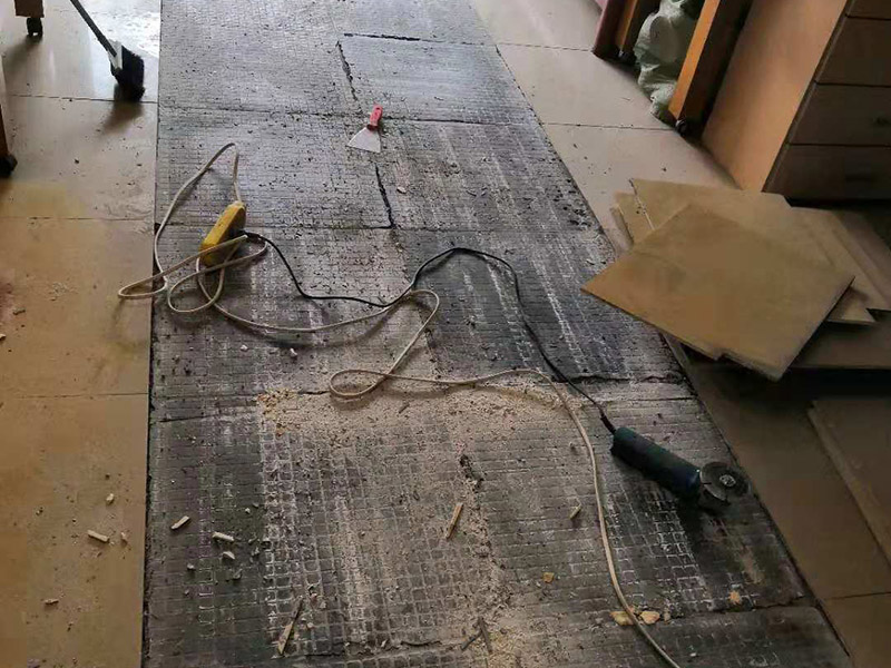 局部瓷磚拆除：衛(wèi)浴用具拆除后可以對墻面瓷磚進行拆卸。拆卸一般是從墻體的下方往上方敲，從瓷磚的邊緣往里面敲，還需要根據(jù)拆卸的位置選擇適當?shù)那么u力度。 敲磚是從墻體下方開始敲，從每塊瓷磚的邊緣開始敲。如果先敲上面的瓷磚，地面堆積瓷磚較多，擋住墻體下面的瓷磚，不利于拆卸。 另外，敲磚過程中，要不是對地面的瓷磚進行清理，以免瓷磚過多堆積，減慢施工進度以及造成施工意外。 由于二手房的衛(wèi)浴在之前是做了一次防水的，因此在敲磚時必須注意防水層的處理，與屋主溝通好，防水層是否打掉。舊的防水層一般都不打掉，在敲磚后，在原有的防水層上面，再薄薄做一層防水，以提高衛(wèi)浴的防水能力。但如果屋主需要把防水敲掉重新再做。則敲磚需要打到批土層或打到見底。 敲插座和龍頭附近的瓷磚時，要慢慢敲，小心摸清電線和水管的走向，以防損壞電線和水管。如果電線或水管已經(jīng)損壞了，要及時進行修補處理，以免留下更多后續(xù)工程。