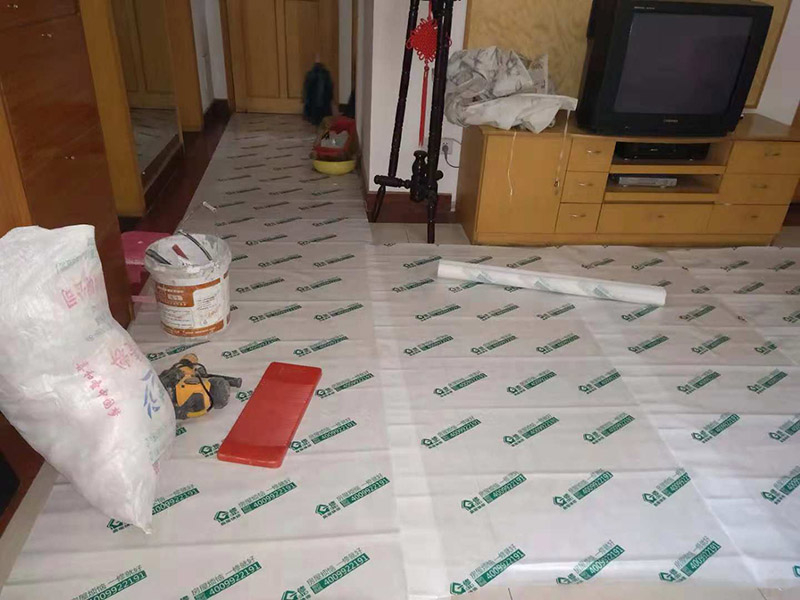 局部改造維修：1、現(xiàn)在的電線鋪設(shè)一般都是暗線，藏在墻體、地板地下、天花板上，所以，一旦誤入電線鋪設(shè)誤區(qū)將是欲改難改，不該則留下麻煩遺憾。因此，我們在電線鋪設(shè)錢一定要做好規(guī)劃，防止誤入以下的幾個誤區(qū)。 2、不僅是以前的房子，現(xiàn)在還有很多房子同樣存在一個情況，就是家里只有一個回路，一旦任何線路短路，整個房間的用電會陷入癱瘓。 3、我們在鋪設(shè)點顯時，根據(jù)使用面積，照明回路可選擇兩路或三路，電源插座三至四路。廚房和衛(wèi)生間各走一路線，空調(diào)回路兩至三路，一個空調(diào)回路帶兩部空調(diào)差不多。這樣當(dāng)其中一個回路出現(xiàn)故障時，其他回路仍可正常供電，不會給正常生活帶來過多影響。 4、電路改造中經(jīng)?？吹?ldquo;電線的顏色沒有什么具體的要求，只要火線、零線、地線的顏色分開就行了&rdquo;這種電線顏色隨意使用的情況，在日后的使用和維修過程中就會存在安全隱患。如電路改造時為了圖方便和省材料，以藍(lán)線做火線和零線，日后維修，維修師傅不易找出火線和零線，為維修帶來不便，且易造成施工安全事故。