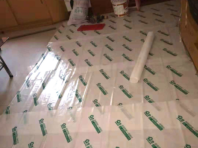 局部改造維修：1、現(xiàn)在的電線鋪設(shè)一般都是暗線，藏在墻體、地板地下、天花板上，所以，一旦誤入電線鋪設(shè)誤區(qū)將是欲改難改，不該則留下麻煩遺憾。因此，我們在電線鋪設(shè)錢一定要做好規(guī)劃，防止誤入以下的幾個誤區(qū)。 2、不僅是以前的房子，現(xiàn)在還有很多房子同樣存在一個情況，就是家里只有一個回路，一旦任何線路短路，整個房間的用電會陷入癱瘓。 3、我們在鋪設(shè)點顯時，根據(jù)使用面積，照明回路可選擇兩路或三路，電源插座三至四路。廚房和衛(wèi)生間各走一路線，空調(diào)回路兩至三路，一個空調(diào)回路帶兩部空調(diào)差不多。這樣當(dāng)其中一個回路出現(xiàn)故障時，其他回路仍可正常供電，不會給正常生活帶來過多影響。 4、電路改造中經(jīng)?？吹?ldquo;電線的顏色沒有什么具體的要求，只要火線、零線、地線的顏色分開就行了&rdquo;這種電線顏色隨意使用的情況，在日后的使用和維修過程中就會存在安全隱患。如電路改造時為了圖方便和省材料，以藍(lán)線做火線和零線，日后維修，維修師傅不易找出火線和零線，為維修帶來不便，且易造成施工安全事故。