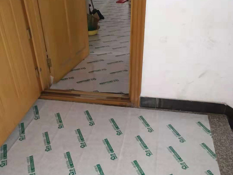 局部改造維修：1、現(xiàn)在的電線鋪設(shè)一般都是暗線，藏在墻體、地板地下、天花板上，所以，一旦誤入電線鋪設(shè)誤區(qū)將是欲改難改，不該則留下麻煩遺憾。因此，我們在電線鋪設(shè)錢一定要做好規(guī)劃，防止誤入以下的幾個誤區(qū)。 2、不僅是以前的房子，現(xiàn)在還有很多房子同樣存在一個情況，就是家里只有一個回路，一旦任何線路短路，整個房間的用電會陷入癱瘓。 3、我們在鋪設(shè)點顯時，根據(jù)使用面積，照明回路可選擇兩路或三路，電源插座三至四路。廚房和衛(wèi)生間各走一路線，空調(diào)回路兩至三路，一個空調(diào)回路帶兩部空調(diào)差不多。這樣當(dāng)其中一個回路出現(xiàn)故障時，其他回路仍可正常供電，不會給正常生活帶來過多影響。 4、電路改造中經(jīng)?？吹?ldquo;電線的顏色沒有什么具體的要求，只要火線、零線、地線的顏色分開就行了&rdquo;這種電線顏色隨意使用的情況，在日后的使用和維修過程中就會存在安全隱患。如電路改造時為了圖方便和省材料，以藍(lán)線做火線和零線，日后維修，維修師傅不易找出火線和零線，為維修帶來不便，且易造成施工安全事故。