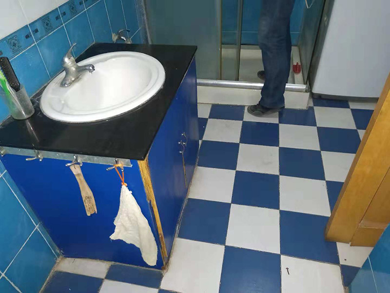 局部改造維修：1、現(xiàn)在的電線鋪設(shè)一般都是暗線，藏在墻體、地板地下、天花板上，所以，一旦誤入電線鋪設(shè)誤區(qū)將是欲改難改，不該則留下麻煩遺憾。因此，我們在電線鋪設(shè)錢一定要做好規(guī)劃，防止誤入以下的幾個誤區(qū)。 2、不僅是以前的房子，現(xiàn)在還有很多房子同樣存在一個情況，就是家里只有一個回路，一旦任何線路短路，整個房間的用電會陷入癱瘓。 3、我們在鋪設(shè)點顯時，根據(jù)使用面積，照明回路可選擇兩路或三路，電源插座三至四路。廚房和衛(wèi)生間各走一路線，空調(diào)回路兩至三路，一個空調(diào)回路帶兩部空調(diào)差不多。這樣當(dāng)其中一個回路出現(xiàn)故障時，其他回路仍可正常供電，不會給正常生活帶來過多影響。 4、電路改造中經(jīng)?？吹?ldquo;電線的顏色沒有什么具體的要求，只要火線、零線、地線的顏色分開就行了&rdquo;這種電線顏色隨意使用的情況，在日后的使用和維修過程中就會存在安全隱患。如電路改造時為了圖方便和省材料，以藍(lán)線做火線和零線，日后維修，維修師傅不易找出火線和零線，為維修帶來不便，且易造成施工安全事故。