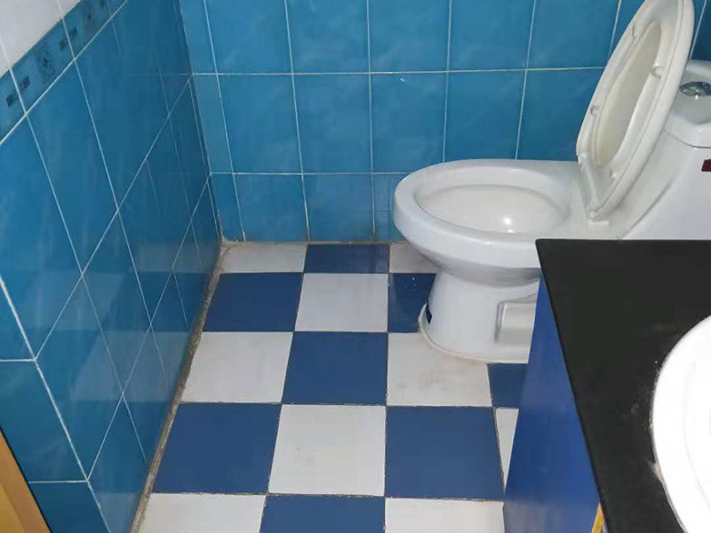 局部改造維修：1、現(xiàn)在的電線鋪設(shè)一般都是暗線，藏在墻體、地板地下、天花板上，所以，一旦誤入電線鋪設(shè)誤區(qū)將是欲改難改，不該則留下麻煩遺憾。因此，我們在電線鋪設(shè)錢一定要做好規(guī)劃，防止誤入以下的幾個誤區(qū)。 2、不僅是以前的房子，現(xiàn)在還有很多房子同樣存在一個情況，就是家里只有一個回路，一旦任何線路短路，整個房間的用電會陷入癱瘓。 3、我們在鋪設(shè)點顯時，根據(jù)使用面積，照明回路可選擇兩路或三路，電源插座三至四路。廚房和衛(wèi)生間各走一路線，空調(diào)回路兩至三路，一個空調(diào)回路帶兩部空調(diào)差不多。這樣當(dāng)其中一個回路出現(xiàn)故障時，其他回路仍可正常供電，不會給正常生活帶來過多影響。 4、電路改造中經(jīng)?？吹?ldquo;電線的顏色沒有什么具體的要求，只要火線、零線、地線的顏色分開就行了&rdquo;這種電線顏色隨意使用的情況，在日后的使用和維修過程中就會存在安全隱患。如電路改造時為了圖方便和省材料，以藍(lán)線做火線和零線，日后維修，維修師傅不易找出火線和零線，為維修帶來不便，且易造成施工安全事故。