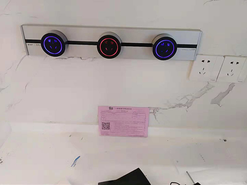 插座安裝：插座安裝前，是一定要將它們的數(shù)量和位置規(guī)劃好的，不然在安裝的時(shí)候就一頭霧水，很難安裝準(zhǔn)確，不僅雜亂，還易觸電。也許你會(huì)說(shuō)少安裝一些就好了，可以家中的電器都是一直在增加的，很容易出現(xiàn)不夠用的情況。 插座安裝前一定要將屋子里的電源都關(guān)掉，直接將電源閘門(mén)關(guān)上就好，在不通電的狀態(tài)下安裝插座才不會(huì)有危險(xiǎn)。將導(dǎo)線(xiàn)皮剝開(kāi)一般分為藍(lán)色零線(xiàn)、黃色地線(xiàn)和紅色火線(xiàn)三種，如果導(dǎo)線(xiàn)種只有一根黃色地線(xiàn)的話(huà)，另兩根為別的顏色無(wú)法分辨的話(huà)，這時(shí)候就要將電源打開(kāi)用電筆測(cè)試了，會(huì)讓電筆發(fā)亮的是火線(xiàn)。 然后將這些導(dǎo)線(xiàn)連接到插座上相應(yīng)的接點(diǎn)固定好，即L-火，N-零，剩下那個(gè)就是連接地線(xiàn)。最后把插座用螺絲固定在暗裝膠合上，以及插座配件按上就完成了。