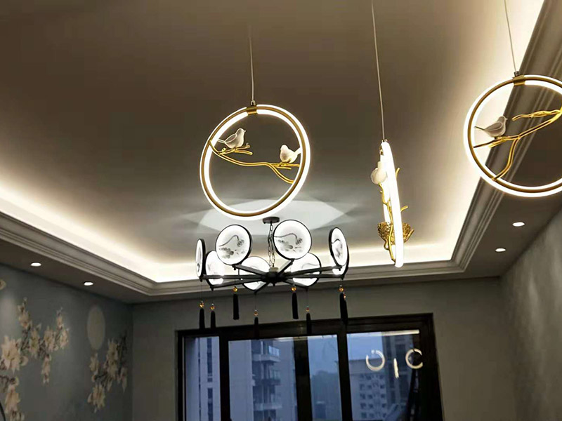 吊燈安裝：一、確定位置  吊燈位置確定之后，還要注意檢測該位置的承重力，畢竟一盞吊燈的重量還是蠻重的，尤其是客餐廳吊燈又大又重，倘若頂面承重力不夠，時(shí)間長了會(huì)有脫落的危險(xiǎn)。所以吊燈安裝位置應(yīng)是實(shí)心磚石頂面或墻面，不宜是輕質(zhì)木質(zhì)頂面。 步驟二、拆吊燈面罩  吊燈面罩會(huì)有旋轉(zhuǎn)式和卡扣式兩種固定方式，大家拆卸時(shí)要小心謹(jǐn)慎，不要弄壞吊燈了。面罩和燈管都要取下來，以免安裝的過程中碰碎燈管。 三、安裝底座  將吊燈底座對(duì)著頂面或墻面的安裝位置，找到孔位并標(biāo)記出來，然后放下底座，使用與孔位規(guī)格相同的電鉆來打孔，天花板孔位一般是在6毫米，打孔完畢后就可以安裝膨脹螺栓了，這是固定吊燈底座用的，不過要注意孔的深度，要把膨脹螺絲塞入孔內(nèi)，使用錘子把它敲進(jìn)去，之后將底座與膨脹螺栓擰緊、固定，要與預(yù)先確定的安裝位置相同，不能有偏移的情況。 四、連接燈線   吊燈底座固定后，就可以連接燈線與電源線了，不過要注意連接的兩個(gè)線頭要接觸良好，需用黑膠布包裹好，并注意保持間距，盡量不把兩個(gè)連接頭放在一塊金屬片下，防止產(chǎn)生短路帶來危險(xiǎn)。連接好燈線與電源線后就可以安裝燈管，這時(shí)可通電檢查，看看能否正常使用，如不正常要檢查線路，若一切OK，那么就要關(guān)閉電源再繼續(xù)吊燈后續(xù)安裝。