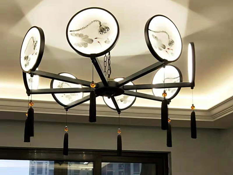 吊燈安裝：一、確定位置  吊燈位置確定之后，還要注意檢測該位置的承重力，畢竟一盞吊燈的重量還是蠻重的，尤其是客餐廳吊燈又大又重，倘若頂面承重力不夠，時(shí)間長了會(huì)有脫落的危險(xiǎn)。所以吊燈安裝位置應(yīng)是實(shí)心磚石頂面或墻面，不宜是輕質(zhì)木質(zhì)頂面。 步驟二、拆吊燈面罩  吊燈面罩會(huì)有旋轉(zhuǎn)式和卡扣式兩種固定方式，大家拆卸時(shí)要小心謹(jǐn)慎，不要弄壞吊燈了。面罩和燈管都要取下來，以免安裝的過程中碰碎燈管。 三、安裝底座  將吊燈底座對(duì)著頂面或墻面的安裝位置，找到孔位并標(biāo)記出來，然后放下底座，使用與孔位規(guī)格相同的電鉆來打孔，天花板孔位一般是在6毫米，打孔完畢后就可以安裝膨脹螺栓了，這是固定吊燈底座用的，不過要注意孔的深度，要把膨脹螺絲塞入孔內(nèi)，使用錘子把它敲進(jìn)去，之后將底座與膨脹螺栓擰緊、固定，要與預(yù)先確定的安裝位置相同，不能有偏移的情況。 四、連接燈線   吊燈底座固定后，就可以連接燈線與電源線了，不過要注意連接的兩個(gè)線頭要接觸良好，需用黑膠布包裹好，并注意保持間距，盡量不把兩個(gè)連接頭放在一塊金屬片下，防止產(chǎn)生短路帶來危險(xiǎn)。連接好燈線與電源線后就可以安裝燈管，這時(shí)可通電檢查，看看能否正常使用，如不正常要檢查線路，若一切OK，那么就要關(guān)閉電源再繼續(xù)吊燈后續(xù)安裝。