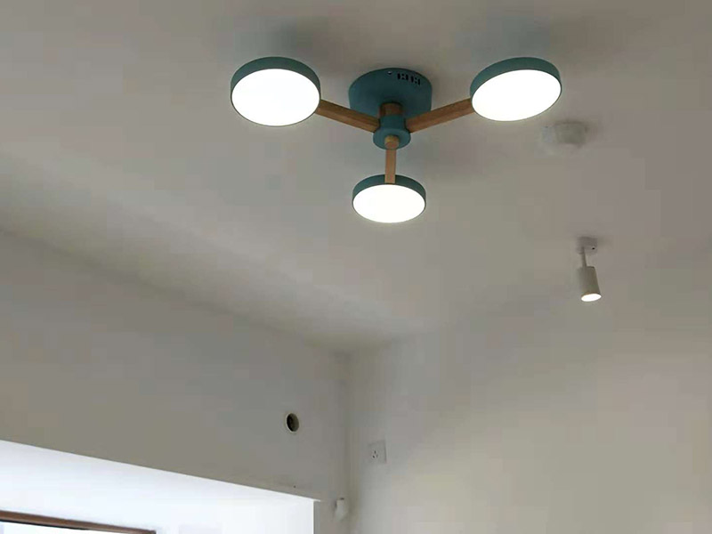 吊燈安裝：一、確定位置  吊燈位置確定之后，還要注意檢測該位置的承重力，畢竟一盞吊燈的重量還是蠻重的，尤其是客餐廳吊燈又大又重，倘若頂面承重力不夠，時(shí)間長了會(huì)有脫落的危險(xiǎn)。所以吊燈安裝位置應(yīng)是實(shí)心磚石頂面或墻面，不宜是輕質(zhì)木質(zhì)頂面。 步驟二、拆吊燈面罩  吊燈面罩會(huì)有旋轉(zhuǎn)式和卡扣式兩種固定方式，大家拆卸時(shí)要小心謹(jǐn)慎，不要弄壞吊燈了。面罩和燈管都要取下來，以免安裝的過程中碰碎燈管。 三、安裝底座  將吊燈底座對(duì)著頂面或墻面的安裝位置，找到孔位并標(biāo)記出來，然后放下底座，使用與孔位規(guī)格相同的電鉆來打孔，天花板孔位一般是在6毫米，打孔完畢后就可以安裝膨脹螺栓了，這是固定吊燈底座用的，不過要注意孔的深度，要把膨脹螺絲塞入孔內(nèi)，使用錘子把它敲進(jìn)去，之后將底座與膨脹螺栓擰緊、固定，要與預(yù)先確定的安裝位置相同，不能有偏移的情況。 四、連接燈線   吊燈底座固定后，就可以連接燈線與電源線了，不過要注意連接的兩個(gè)線頭要接觸良好，需用黑膠布包裹好，并注意保持間距，盡量不把兩個(gè)連接頭放在一塊金屬片下，防止產(chǎn)生短路帶來危險(xiǎn)。連接好燈線與電源線后就可以安裝燈管，這時(shí)可通電檢查，看看能否正常使用，如不正常要檢查線路，若一切OK，那么就要關(guān)閉電源再繼續(xù)吊燈后續(xù)安裝。