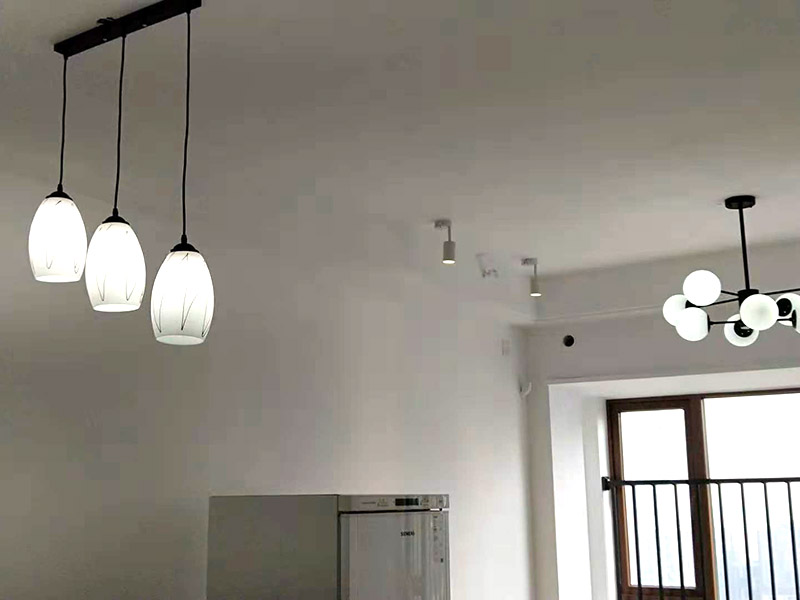 吊燈安裝：一、確定位置  吊燈位置確定之后，還要注意檢測該位置的承重力，畢竟一盞吊燈的重量還是蠻重的，尤其是客餐廳吊燈又大又重，倘若頂面承重力不夠，時(shí)間長了會(huì)有脫落的危險(xiǎn)。所以吊燈安裝位置應(yīng)是實(shí)心磚石頂面或墻面，不宜是輕質(zhì)木質(zhì)頂面。 步驟二、拆吊燈面罩  吊燈面罩會(huì)有旋轉(zhuǎn)式和卡扣式兩種固定方式，大家拆卸時(shí)要小心謹(jǐn)慎，不要弄壞吊燈了。面罩和燈管都要取下來，以免安裝的過程中碰碎燈管。 三、安裝底座  將吊燈底座對(duì)著頂面或墻面的安裝位置，找到孔位并標(biāo)記出來，然后放下底座，使用與孔位規(guī)格相同的電鉆來打孔，天花板孔位一般是在6毫米，打孔完畢后就可以安裝膨脹螺栓了，這是固定吊燈底座用的，不過要注意孔的深度，要把膨脹螺絲塞入孔內(nèi)，使用錘子把它敲進(jìn)去，之后將底座與膨脹螺栓擰緊、固定，要與預(yù)先確定的安裝位置相同，不能有偏移的情況。 四、連接燈線   吊燈底座固定后，就可以連接燈線與電源線了，不過要注意連接的兩個(gè)線頭要接觸良好，需用黑膠布包裹好，并注意保持間距，盡量不把兩個(gè)連接頭放在一塊金屬片下，防止產(chǎn)生短路帶來危險(xiǎn)。連接好燈線與電源線后就可以安裝燈管，這時(shí)可通電檢查，看看能否正常使用，如不正常要檢查線路，若一切OK，那么就要關(guān)閉電源再繼續(xù)吊燈后續(xù)安裝。