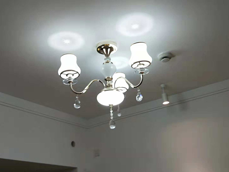 吊燈安裝：一、確定位置  吊燈位置確定之后，還要注意檢測該位置的承重力，畢竟一盞吊燈的重量還是蠻重的，尤其是客餐廳吊燈又大又重，倘若頂面承重力不夠，時(shí)間長了會(huì)有脫落的危險(xiǎn)。所以吊燈安裝位置應(yīng)是實(shí)心磚石頂面或墻面，不宜是輕質(zhì)木質(zhì)頂面。 步驟二、拆吊燈面罩  吊燈面罩會(huì)有旋轉(zhuǎn)式和卡扣式兩種固定方式，大家拆卸時(shí)要小心謹(jǐn)慎，不要弄壞吊燈了。面罩和燈管都要取下來，以免安裝的過程中碰碎燈管。 三、安裝底座  將吊燈底座對(duì)著頂面或墻面的安裝位置，找到孔位并標(biāo)記出來，然后放下底座，使用與孔位規(guī)格相同的電鉆來打孔，天花板孔位一般是在6毫米，打孔完畢后就可以安裝膨脹螺栓了，這是固定吊燈底座用的，不過要注意孔的深度，要把膨脹螺絲塞入孔內(nèi)，使用錘子把它敲進(jìn)去，之后將底座與膨脹螺栓擰緊、固定，要與預(yù)先確定的安裝位置相同，不能有偏移的情況。 四、連接燈線   吊燈底座固定后，就可以連接燈線與電源線了，不過要注意連接的兩個(gè)線頭要接觸良好，需用黑膠布包裹好，并注意保持間距，盡量不把兩個(gè)連接頭放在一塊金屬片下，防止產(chǎn)生短路帶來危險(xiǎn)。連接好燈線與電源線后就可以安裝燈管，這時(shí)可通電檢查，看看能否正常使用，如不正常要檢查線路，若一切OK，那么就要關(guān)閉電源再繼續(xù)吊燈后續(xù)安裝。