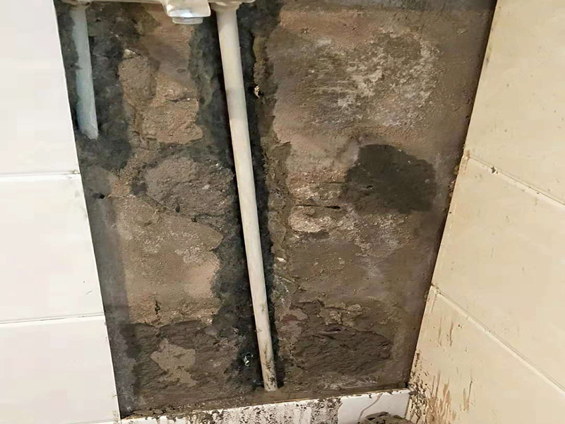 管道改造防水粉刷：1、施工前進行墻、地面修補。將墻面地面瓷磚拆除以后，用水泥砂漿找平，然后再做防水施工，這樣可以避免因厚薄不均而造成滲漏，在拆除衛(wèi)生間墻磚和地磚的時候，要仔細檢查墻面是否有空鼓、起沙河開裂等現(xiàn)象，同時檢查墻面的接縫處和其它的邊邊角角等容易出現(xiàn)問題的地方，發(fā)現(xiàn)問題一定要仔細修補，然后才能做防水。 2、刷防水涂料。刷第一遍防水涂料前要確保工地干凈、干燥。刷涂料時要涂滿無遺漏，與基層結合牢固，無裂紋，無氣泡，無脫落現(xiàn)象，涂刷高度一致，厚度要達到產(chǎn)品規(guī)定要求。然后再重復步驟刷第二遍，這里要注意第一、第二遍防水涂料間需要有一定時間間隔，待第一遍涂料干透后才能進行第二遍，具體時間視涂料而定。間隔時間太短，防水的效果會大打折扣，此外，最好在房屋的陰陽角、地漏和管道等地方多做一次防水。 3、鋪設保護層。為防止之后的施工破壞防水層，需在防水涂料表面鋪上保護層。保護層要完全覆蓋防水層，無遺漏，與基層結合牢固，無裂紋，無氣泡，無脫落現(xiàn)象。 4、做閉水試驗。進行閉水試驗時，地面最高點的水不能低于2厘米，保存至少24小時，觀察無滲漏現(xiàn)象后方算合格。如有滲漏，一定要重做，絕不能疏忽大意。