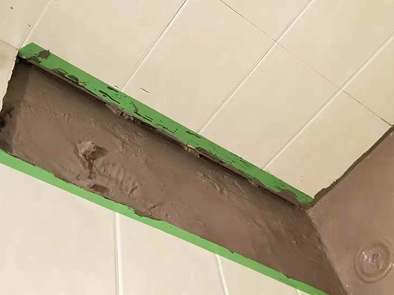 管道改造防水粉刷：1、施工前進行墻、地面修補。將墻面地面瓷磚拆除以后，用水泥砂漿找平，然后再做防水施工，這樣可以避免因厚薄不均而造成滲漏，在拆除衛(wèi)生間墻磚和地磚的時候，要仔細檢查墻面是否有空鼓、起沙河開裂等現(xiàn)象，同時檢查墻面的接縫處和其它的邊邊角角等容易出現(xiàn)問題的地方，發(fā)現(xiàn)問題一定要仔細修補，然后才能做防水。 2、刷防水涂料。刷第一遍防水涂料前要確保工地干凈、干燥。刷涂料時要涂滿無遺漏，與基層結合牢固，無裂紋，無氣泡，無脫落現(xiàn)象，涂刷高度一致，厚度要達到產(chǎn)品規(guī)定要求。然后再重復步驟刷第二遍，這里要注意第一、第二遍防水涂料間需要有一定時間間隔，待第一遍涂料干透后才能進行第二遍，具體時間視涂料而定。間隔時間太短，防水的效果會大打折扣，此外，最好在房屋的陰陽角、地漏和管道等地方多做一次防水。 3、鋪設保護層。為防止之后的施工破壞防水層，需在防水涂料表面鋪上保護層。保護層要完全覆蓋防水層，無遺漏，與基層結合牢固，無裂紋，無氣泡，無脫落現(xiàn)象。 4、做閉水試驗。進行閉水試驗時，地面最高點的水不能低于2厘米，保存至少24小時，觀察無滲漏現(xiàn)象后方算合格。如有滲漏，一定要重做，絕不能疏忽大意。