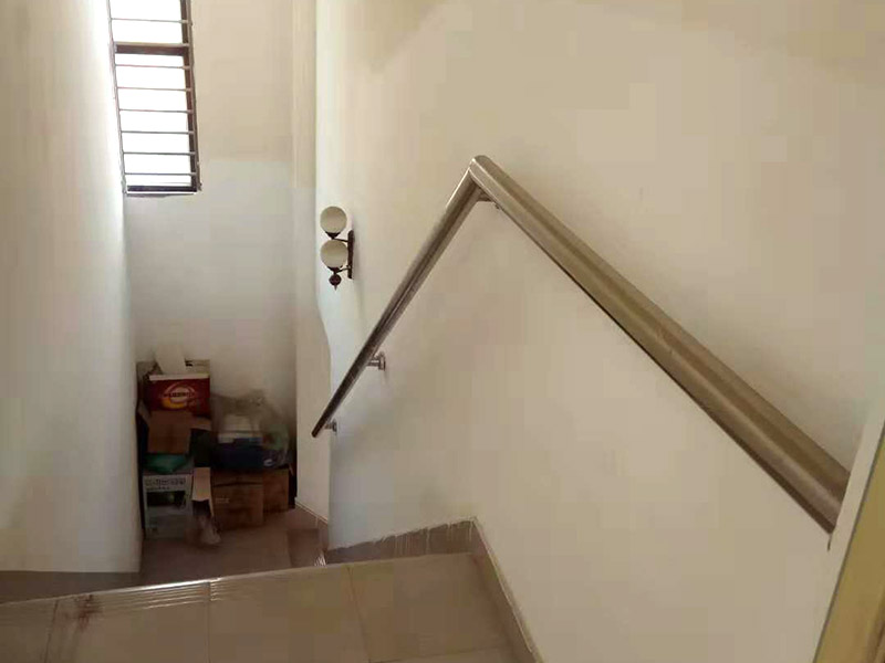 樓梯安裝維修：1、對(duì)于樓梯的作用是不能小覷的，在進(jìn)行樓梯安裝的時(shí)候一定要確保樓梯的尺寸，如果尺寸不合適，安裝好之后在更改是非常麻煩的事情。 2、如果對(duì)樓梯知識(shí)簡(jiǎn)單的更新，可以去掉樓梯的壁櫥，這樣可以節(jié)省很大的空間，可以用玻璃的結(jié)構(gòu)代替堅(jiān)實(shí)的鋼管，換掉堅(jiān)實(shí)的扶手，這樣可以讓室內(nèi)的采光更加自然明亮。 3、結(jié)構(gòu)設(shè)計(jì)對(duì)樓梯安裝來(lái)說(shuō)也是很重要的，如果小戶型安裝樓梯，最好選在靠墻的位置，這樣設(shè)計(jì)不僅僅漂亮，而且還可以讓每個(gè)空間都得到很好的利用。