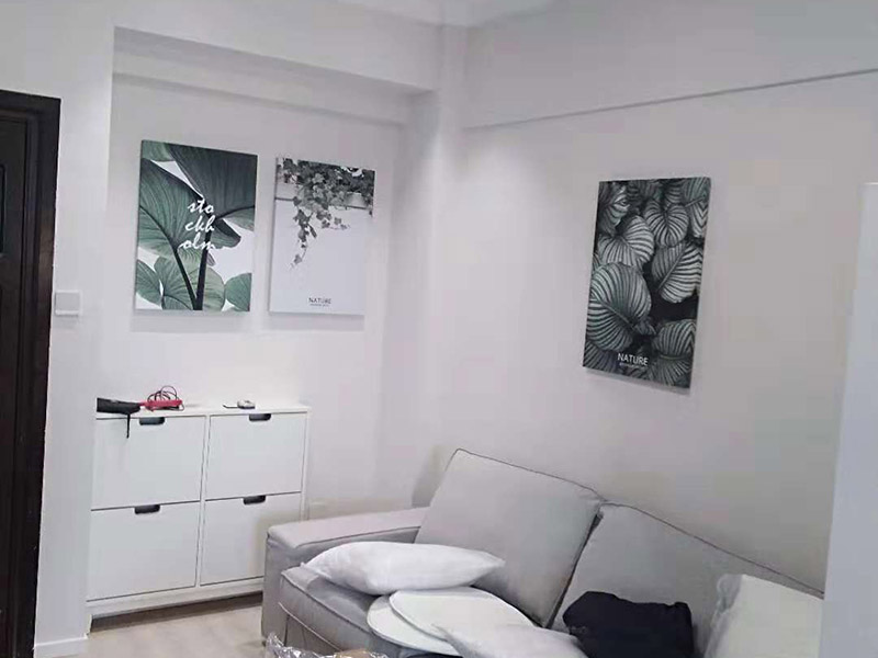 水槽掛畫安裝維修：固定位置&mdash;&mdash;安裝龍頭和進水管&mdash;&mdash;水槽放到臺面上&mdash;&mdash;溢水孔、過濾網密封&mdash;&mdash;安裝配套掛件&mdash;&mdash;排水試驗&mdash;&mdash;封邊&mdash;&mdash;清理 水槽在安裝前一定要先確定好安裝的位置和尺寸，這樣方便我們按照尺寸訂購，最好是有水槽平面圖，免得數(shù)據(jù)不精確，導致返工。  另外，水槽安裝牢固以后，不要左右搖晃，很容易留下縫隙，造成松動。而且，最應該留意的也是連接處縫隙的密封性。  2、安裝龍頭和進水管  在安裝水槽前，應該先安好水龍頭和進水管，另一端的進水管，則需要連接到進水開關。 3、水槽放進臺面  水槽放入臺面后，需要在墻體和臺面間安裝配套的掛件，但安裝過程中盡量多注意水槽的密封效果，最好能做好閉水試驗  4、溢水孔、過濾網 溢水口和過濾網的密封程度，決定日后水槽的使用效果，溢水孔、過濾網的密封度越高，后期越不容易出問題。 5、安裝配套掛件  安裝配套掛件一般被認為是水槽安裝的最后一步，一般只有等水槽買到家后，工人才會根據(jù)水槽大小，進行櫥柜臺面切割，放入臺面，就需要安裝配套掛件。安裝時，應把每個空隙都做好填充，以免以后出現(xiàn)漏水問題。 6、排水驗收  水槽整體安裝完畢后，需要將水槽放滿水，做排水試驗，如果出現(xiàn)滲漏，應立刻找到問題返工修復。 7、封邊 排水試驗確保沒問題后，就可以對水槽進行封邊處理。在用硅膠封邊時，一定要保證水槽和臺面連接縫隙均勻，不能出現(xiàn)滲水情況。 8、清理 安裝完成后必須對水槽進行清理，把安裝時的雜物清理干凈。千萬別用水直接沖入下水，很容易引發(fā)堵塞。