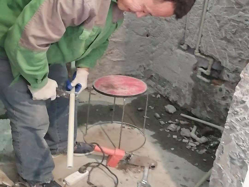 水管線路改造：首先，確定管道的走向和高度。然后用墨盒在墻面和地面彈出墨線。接下來用云石機開槽。最好是左手拿礦泉水瓶灑水，右手拿云石機開槽。這樣避免灰塵很多。第三步，用沖擊鉆剔槽。要剔的干凈平整，這樣有利于放管材。第四步，根據(jù)需要裁剪出各種長度的管材，待用。熱熔機加熱，綠燈變成紅燈時把管材放進去連接。第五步，放管，安裝管卡。15mm冷水管間隔應(yīng)小于0.6m，熱水管為0.25米。20mm冷水管應(yīng)小于0.6米，熱水管應(yīng)小于0.3米。第六步，用料漿填槽抹平即可。