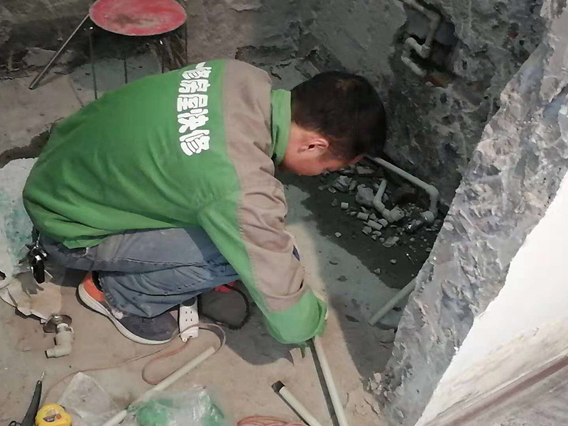 水管線路改造：首先，確定管道的走向和高度。然后用墨盒在墻面和地面彈出墨線。接下來用云石機開槽。最好是左手拿礦泉水瓶灑水，右手拿云石機開槽。這樣避免灰塵很多。第三步，用沖擊鉆剔槽。要剔的干凈平整，這樣有利于放管材。第四步，根據(jù)需要裁剪出各種長度的管材，待用。熱熔機加熱，綠燈變成紅燈時把管材放進去連接。第五步，放管，安裝管卡。15mm冷水管間隔應(yīng)小于0.6m，熱水管為0.25米。20mm冷水管應(yīng)小于0.6米，熱水管應(yīng)小于0.3米。第六步，用料漿填槽抹平即可。