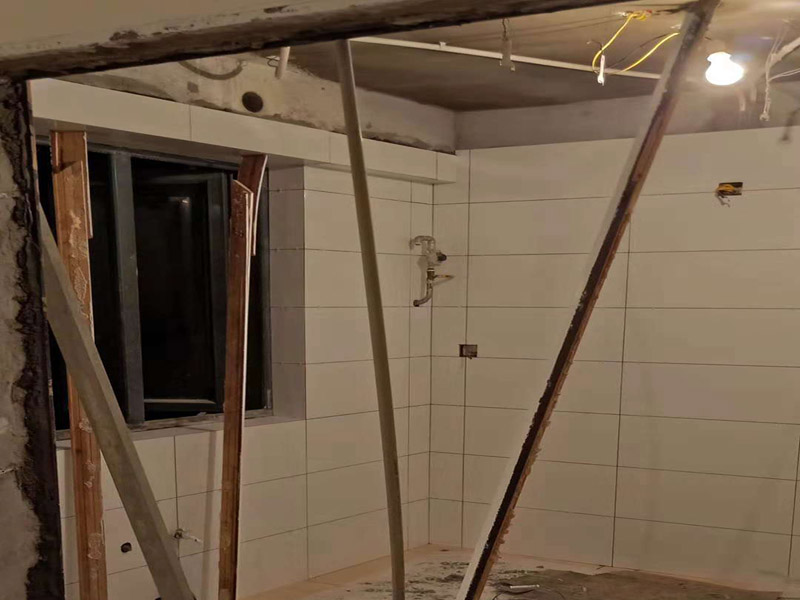 衛(wèi)生間拆除：衛(wèi)生間翻新首先需要將整體拆除，包括天花、地面、墻面等，拆除時要拆除的干凈，不要有殘留，因為使用時間長了衛(wèi)生間各個地方都會被水浸濕，并且有可能會有大量細菌殘留。改完水電要將地面墻面全部做好找平處理，找平之后再做防水，避免防水涂料因薄厚不均而造成滲漏，接縫處要刷到位。衛(wèi)生間墻地面之間的接縫以及上下水管道與地面的接縫處，是最容易出問題的地方。