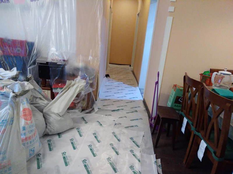 廁所下半部分拆除：首先,指揮一般裝修衛(wèi)生間墻磚拆遷,電線和燈具,避免后期對電器造成傷害,電路漏電,觸電,再用廁所外的插座安裝輔助用品最近,切忌使用衛(wèi)生間插座。廁所呈現(xiàn)第二,然后衛(wèi)生間的衛(wèi)浴裝修拆除。在浴室墻磚之前它將水槽,馬桶,淋浴頭。浴缸、鉤子、內(nèi)閣和供應(yīng),掃清道路。三,先拆除天花板,如果刪除第一個衛(wèi)生間墻面,可以導(dǎo)致天花板突然下降,導(dǎo)致健康工人的健康風(fēng)險。終于開始衛(wèi)生間墻壁拆遷,從下到上拆除。