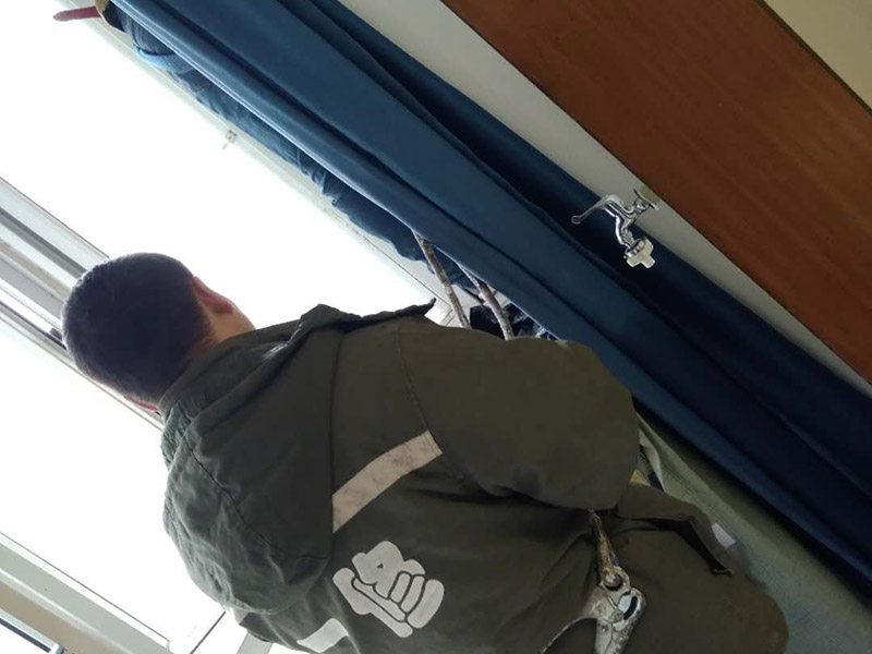 窗戶打膠維修：1、窗框與墻體固定時，先固定上框，后固定邊框，采用塑料膨脹螺栓固定。各樓層窗框安裝時均應(yīng)橫向、豎向拉通線，各層水平一致，上下順直?？蚺c洞口之間的伸縮縫內(nèi)腔均采用閉孔泡沫塑料，發(fā)泡劑等彈性材料填塞，表面用密封膠密封。 2、．門窗安裝必須牢固，預(yù)埋件的數(shù)量、位置、埋設(shè)連接方法必須符合設(shè)計要求，用于固定每根增強型鋼的緊固件不得小于3個，其間距應(yīng)不大于300mm，距型鋼端頭應(yīng)不大于100mm；增強型鋼、緊固件及五金件除不銹鋼外，其表面均應(yīng)經(jīng)耐腐蝕鍍膜處理。 3、混凝土洞口應(yīng)采用射釘或塑料膨脹螺栓固定；磚墻洞口應(yīng)采用塑料膨脹螺栓固定，并不得固定在磚縫處；設(shè)有預(yù)埋鐵件的洞應(yīng)采用焊接的方法固定，或先在預(yù)埋件上按緊固件規(guī)格打基孔，然后用緊固件固定。