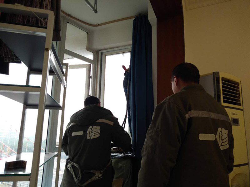 窗戶打膠維修：1、窗框與墻體固定時，先固定上框，后固定邊框，采用塑料膨脹螺栓固定。各樓層窗框安裝時均應(yīng)橫向、豎向拉通線，各層水平一致，上下順直。框與洞口之間的伸縮縫內(nèi)腔均采用閉孔泡沫塑料，發(fā)泡劑等彈性材料填塞，表面用密封膠密封。 2、．門窗安裝必須牢固，預(yù)埋件的數(shù)量、位置、埋設(shè)連接方法必須符合設(shè)計要求，用于固定每根增強型鋼的緊固件不得小于3個，其間距應(yīng)不大于300mm，距型鋼端頭應(yīng)不大于100mm；增強型鋼、緊固件及五金件除不銹鋼外，其表面均應(yīng)經(jīng)耐腐蝕鍍膜處理。 3、混凝土洞口應(yīng)采用射釘或塑料膨脹螺栓固定；磚墻洞口應(yīng)采用塑料膨脹螺栓固定，并不得固定在磚縫處；設(shè)有預(yù)埋鐵件的洞應(yīng)采用焊接的方法固定，或先在預(yù)埋件上按緊固件規(guī)格打基孔，然后用緊固件固定。