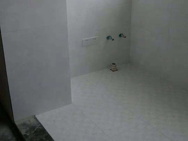 馬桶衛(wèi)浴五金安裝：浴室整體安裝先后順序：首先衛(wèi)浴潔具安裝前應(yīng)該先布局水電安裝&mdash;貼浴室墻磚&mdash;然后浴室吊頂（要安裝浴霸的童鞋需要預(yù)留通風(fēng)口或者同時(shí)安裝浴霸）&mdash;鋪設(shè)浴室地磚（此時(shí)要考慮其他潔具的進(jìn)水口跟出水口預(yù)留，還有如果考慮安裝蹲便器需要同時(shí)安裝）&mdash;安裝三角閥（三角閥的作用是方便日后衛(wèi)浴維修跟控制水流）&mdash;然后可以依次安裝馬桶、洗面盆或者浴室柜、浴盆浴缸等&mdash;然后才是安裝燈具、插座、跟鏡子&mdash;其他五金配件（如安裝毛巾環(huán)、安裝毛巾架等）。