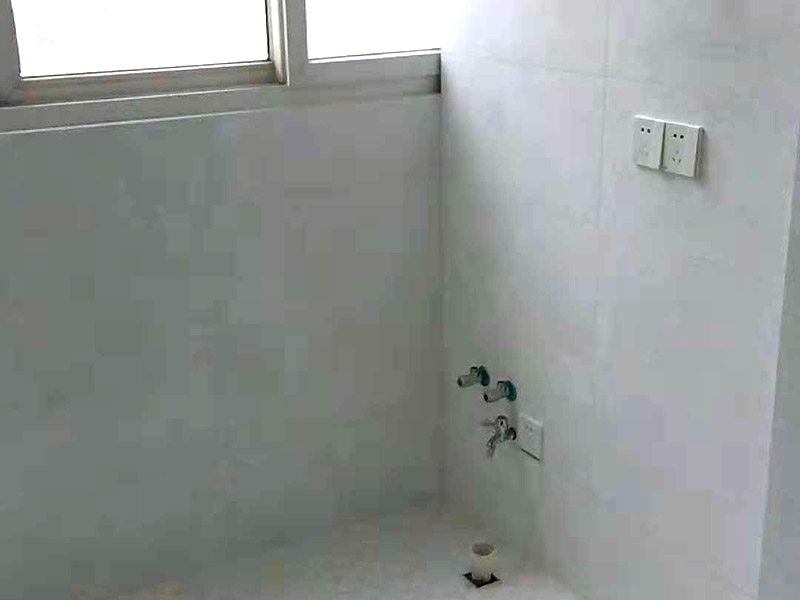 馬桶衛(wèi)浴五金安裝：浴室整體安裝先后順序：首先衛(wèi)浴潔具安裝前應(yīng)該先布局水電安裝&mdash;貼浴室墻磚&mdash;然后浴室吊頂（要安裝浴霸的童鞋需要預(yù)留通風(fēng)口或者同時(shí)安裝浴霸）&mdash;鋪設(shè)浴室地磚（此時(shí)要考慮其他潔具的進(jìn)水口跟出水口預(yù)留，還有如果考慮安裝蹲便器需要同時(shí)安裝）&mdash;安裝三角閥（三角閥的作用是方便日后衛(wèi)浴維修跟控制水流）&mdash;然后可以依次安裝馬桶、洗面盆或者浴室柜、浴盆浴缸等&mdash;然后才是安裝燈具、插座、跟鏡子&mdash;其他五金配件（如安裝毛巾環(huán)、安裝毛巾架等）。