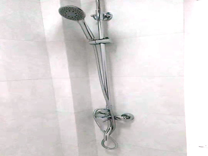 馬桶衛(wèi)浴五金安裝：浴室整體安裝先后順序：首先衛(wèi)浴潔具安裝前應(yīng)該先布局水電安裝&mdash;貼浴室墻磚&mdash;然后浴室吊頂（要安裝浴霸的童鞋需要預(yù)留通風(fēng)口或者同時(shí)安裝浴霸）&mdash;鋪設(shè)浴室地磚（此時(shí)要考慮其他潔具的進(jìn)水口跟出水口預(yù)留，還有如果考慮安裝蹲便器需要同時(shí)安裝）&mdash;安裝三角閥（三角閥的作用是方便日后衛(wèi)浴維修跟控制水流）&mdash;然后可以依次安裝馬桶、洗面盆或者浴室柜、浴盆浴缸等&mdash;然后才是安裝燈具、插座、跟鏡子&mdash;其他五金配件（如安裝毛巾環(huán)、安裝毛巾架等）。