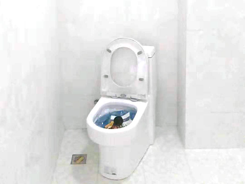 馬桶衛(wèi)浴五金安裝：浴室整體安裝先后順序：首先衛(wèi)浴潔具安裝前應(yīng)該先布局水電安裝&mdash;貼浴室墻磚&mdash;然后浴室吊頂（要安裝浴霸的童鞋需要預(yù)留通風(fēng)口或者同時(shí)安裝浴霸）&mdash;鋪設(shè)浴室地磚（此時(shí)要考慮其他潔具的進(jìn)水口跟出水口預(yù)留，還有如果考慮安裝蹲便器需要同時(shí)安裝）&mdash;安裝三角閥（三角閥的作用是方便日后衛(wèi)浴維修跟控制水流）&mdash;然后可以依次安裝馬桶、洗面盆或者浴室柜、浴盆浴缸等&mdash;然后才是安裝燈具、插座、跟鏡子&mdash;其他五金配件（如安裝毛巾環(huán)、安裝毛巾架等）。