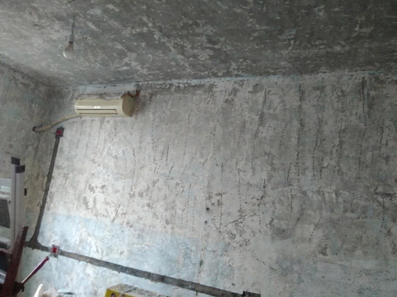 墻面刮膩?zhàn)泳S修：1、對(duì)不同墻面的基層處理有不同的施工要求，例如現(xiàn)澆的混凝土的墻面常常會(huì)出現(xiàn)一些氣孔與鼓起的現(xiàn)象，所以要將墻面先修護(hù)平整，磨平凸起處，填補(bǔ)凹陷處。如果是預(yù)制混凝土墻面，其表層會(huì)有一些砂礫與疙瘩的現(xiàn)象，所以就需要專(zhuān)業(yè)的施工人員使用鋼絲刷把墻面整體的刷一遍，除這些雜物。 2、墻面經(jīng)過(guò)基層處理之后，墻面還是會(huì)有一些凹陷，所以就需要用到石膏膩?zhàn)觼?lái)補(bǔ)平凹陷處。注意石膏膩?zhàn)釉谡{(diào)制時(shí)，石膏、乳液還有纖維素水溶液之間的重量比約是100：5：60，調(diào)好后將石膏膩?zhàn)訅簩?shí)凹陷處，橫抹豎起的批刮一遍，確保墻面的平整。 3、為了把混凝土墻面上的油污清理干凈，所以需要對(duì)墻面涂刷火堿水溶液，但是需要注意涂刷時(shí)，要邊涂刷邊用清水對(duì)墻面進(jìn)行清洗。如果火堿水溶液的濃度是5%，那么墻面就需要涂刷兩遍，而10%濃度的溶液，涂刷一遍就即可。 4、在刮膩?zhàn)又埃瑝γ孢€需要噴刷一遍粘結(jié)劑才能進(jìn)行刮膩?zhàn)印Ｐ璨捎娩撈伟鍋?lái)對(duì)墻面上下左右接錯(cuò)的批刮，在刮膩?zhàn)舆^(guò)程中一定要避免留下浮膩?zhàn)右约肮魏?，還要防止膩?zhàn)由险瓷匣覊m、砂礫等雜物。 5、打磨修補(bǔ)批刮完第一遍膩?zhàn)又?，先檢查墻面之前修補(bǔ)過(guò)的位置的問(wèn)題是否仍然存在。沒(méi)有問(wèn)題的話(huà)，待膩?zhàn)油耆赏钢?，再用?xì)砂紙把墻面整體的打磨一遍，再對(duì)墻面進(jìn)行清理。但墻面的這些地方如果仍然存在著凹陷的現(xiàn)象，就要用膩?zhàn)釉僖淮芜M(jìn)行修補(bǔ)找平了。 6、墻面批刮膩?zhàn)油ǔ６夹枰蝺傻饺?，而且必須要等到前一遍膩?zhàn)油耆赏钢螅拍茉龠M(jìn)行后一遍的膩?zhàn)印? /><img src=