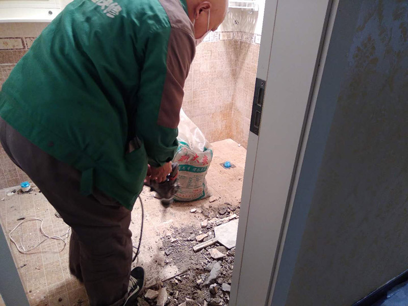 衛(wèi)生間地磚拆除：（一） 基層處理、定標(biāo)高 1、 將基層表面的浮土或砂漿鏟掉，清掃干凈，有油污時，應(yīng)用10%火堿水刷凈，并用清水沖洗干凈。 2、 根據(jù) 0.5m水平控制線和設(shè)計圖紙找出板面標(biāo)高。 （二） 彈控制線 1、 先根據(jù)排磚圖確定鋪砌的縫隙寬度。 2、 根據(jù)排磚圖及縫寬在地面上彈縱、橫控制線。注意該十字線與墻面抹灰時控制房間方正的十字線是否對應(yīng)平行，同時注意開間方向的控制線是否與走廊的縱向控制線平行，不平行時應(yīng)調(diào)整至平行。以避免在門口位置的分色磚出現(xiàn)大小頭。 （三） 鋪磚 為了找好位置和標(biāo)離，應(yīng)從門口開始，縱向先鋪2～3行磚，以此為標(biāo)筋拉縱橫水平標(biāo)高線，鋪時應(yīng)從里面向外退著作，人不得踏在剛鋪好的磚面上，每塊磚應(yīng)跟線， （四） 勾縫、擦縫 1、 勾縫：用l：l水泥細(xì)砂漿勾縫，縫內(nèi)深度宜為磚厚的1/3，要求縫內(nèi)砂漿密實、平整、光滑。