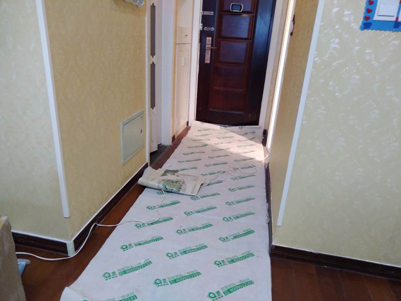 衛(wèi)生間地磚拆除：（一） 基層處理、定標(biāo)高 1、 將基層表面的浮土或砂漿鏟掉，清掃干凈，有油污時，應(yīng)用10%火堿水刷凈，并用清水沖洗干凈。 2、 根據(jù) 0.5m水平控制線和設(shè)計圖紙找出板面標(biāo)高。 （二） 彈控制線 1、 先根據(jù)排磚圖確定鋪砌的縫隙寬度。 2、 根據(jù)排磚圖及縫寬在地面上彈縱、橫控制線。注意該十字線與墻面抹灰時控制房間方正的十字線是否對應(yīng)平行，同時注意開間方向的控制線是否與走廊的縱向控制線平行，不平行時應(yīng)調(diào)整至平行。以避免在門口位置的分色磚出現(xiàn)大小頭。 （三） 鋪磚 為了找好位置和標(biāo)離，應(yīng)從門口開始，縱向先鋪2～3行磚，以此為標(biāo)筋拉縱橫水平標(biāo)高線，鋪時應(yīng)從里面向外退著作，人不得踏在剛鋪好的磚面上，每塊磚應(yīng)跟線， （四） 勾縫、擦縫 1、 勾縫：用l：l水泥細(xì)砂漿勾縫，縫內(nèi)深度宜為磚厚的1/3，要求縫內(nèi)砂漿密實、平整、光滑。