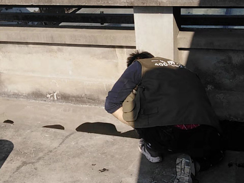 屋頂鋪設(shè)防水卷材：清理基層&mdash;&mdash;涂刷基層處理劑&mdash;&mdash;鋪貼卷材附加層(細(xì)部處理)&mdash;&mdash;熱熔鋪貼大面防水卷材&mdash;&mdash;熱熔封邊&mdash;&mdash;蓄水試驗&mdash;&mdash;保護(hù)層施工&mdash;&mdash;質(zhì)量驗收。 1) 在鋪設(shè)前基材處理劑需均勻涂刷需要鋪設(shè)的所有屋面； 2) 將準(zhǔn)備好的改性瀝青防水卷材鋪設(shè)在屋頂?shù)谋砻?，具體的尺寸根據(jù)實際的應(yīng)用要求； 3) 防水膜安裝應(yīng)采用氣缸式丙烷烤燈，剪裁應(yīng)使用專業(yè)的切割工具。 4) 一切準(zhǔn)備完成后將卷材放置在正確的位置，然后將其重新卷好，注意不要改變鋪設(shè)方向。 5) 點燃烤燈后對防水卷材與屋面的交接處進(jìn)行高溫處理，邊加熱邊滾動卷材，使用滾輪對卷材進(jìn)行碾壓，確保防水卷材與屋面完全粘合。 6) 重復(fù)操作直到卷材的整個長度牢固地粘合到表面上，鋪設(shè)完成后使用烤燈及剪裁工具對防水卷材進(jìn)行熱熔封邊，確保沒有開縫的地方。 7) 最后將使用烤燈卷材末端固定在側(cè)墻上，要確保防水卷材不會受到任何損壞，同時也可以借助其他零件對卷材末端進(jìn)行加固。 8) 暴露在地面以外的卷材區(qū)域應(yīng)用適當(dāng)?shù)姆浪暹M(jìn)行保護(hù)。 9) 施工完成后須經(jīng)過24小時才能進(jìn)行檢測。