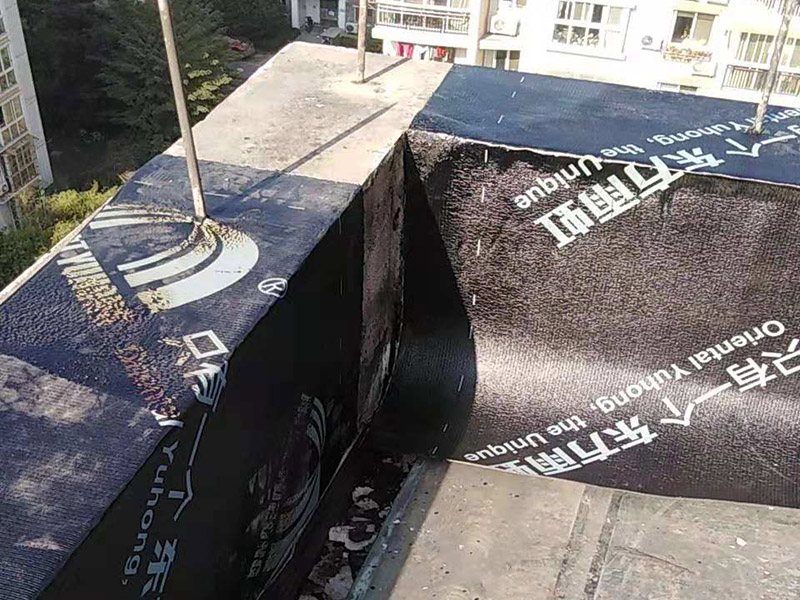 屋頂鋪設(shè)防水卷材：清理基層&mdash;&mdash;涂刷基層處理劑&mdash;&mdash;鋪貼卷材附加層(細(xì)部處理)&mdash;&mdash;熱熔鋪貼大面防水卷材&mdash;&mdash;熱熔封邊&mdash;&mdash;蓄水試驗&mdash;&mdash;保護(hù)層施工&mdash;&mdash;質(zhì)量驗收。 1) 在鋪設(shè)前基材處理劑需均勻涂刷需要鋪設(shè)的所有屋面； 2) 將準(zhǔn)備好的改性瀝青防水卷材鋪設(shè)在屋頂?shù)谋砻?，具體的尺寸根據(jù)實際的應(yīng)用要求； 3) 防水膜安裝應(yīng)采用氣缸式丙烷烤燈，剪裁應(yīng)使用專業(yè)的切割工具。 4) 一切準(zhǔn)備完成后將卷材放置在正確的位置，然后將其重新卷好，注意不要改變鋪設(shè)方向。 5) 點燃烤燈后對防水卷材與屋面的交接處進(jìn)行高溫處理，邊加熱邊滾動卷材，使用滾輪對卷材進(jìn)行碾壓，確保防水卷材與屋面完全粘合。 6) 重復(fù)操作直到卷材的整個長度牢固地粘合到表面上，鋪設(shè)完成后使用烤燈及剪裁工具對防水卷材進(jìn)行熱熔封邊，確保沒有開縫的地方。 7) 最后將使用烤燈卷材末端固定在側(cè)墻上，要確保防水卷材不會受到任何損壞，同時也可以借助其他零件對卷材末端進(jìn)行加固。 8) 暴露在地面以外的卷材區(qū)域應(yīng)用適當(dāng)?shù)姆浪暹M(jìn)行保護(hù)。 9) 施工完成后須經(jīng)過24小時才能進(jìn)行檢測。