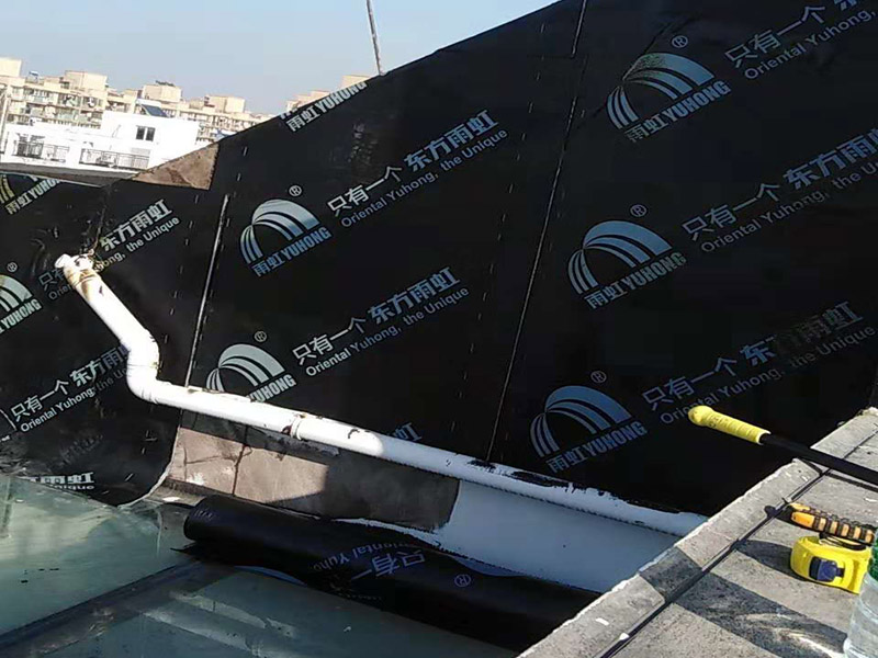 屋頂鋪設(shè)防水卷材：清理基層&mdash;&mdash;涂刷基層處理劑&mdash;&mdash;鋪貼卷材附加層(細(xì)部處理)&mdash;&mdash;熱熔鋪貼大面防水卷材&mdash;&mdash;熱熔封邊&mdash;&mdash;蓄水試驗&mdash;&mdash;保護(hù)層施工&mdash;&mdash;質(zhì)量驗收。 1) 在鋪設(shè)前基材處理劑需均勻涂刷需要鋪設(shè)的所有屋面； 2) 將準(zhǔn)備好的改性瀝青防水卷材鋪設(shè)在屋頂?shù)谋砻妫唧w的尺寸根據(jù)實際的應(yīng)用要求； 3) 防水膜安裝應(yīng)采用氣缸式丙烷烤燈，剪裁應(yīng)使用專業(yè)的切割工具。 4) 一切準(zhǔn)備完成后將卷材放置在正確的位置，然后將其重新卷好，注意不要改變鋪設(shè)方向。 5) 點燃烤燈后對防水卷材與屋面的交接處進(jìn)行高溫處理，邊加熱邊滾動卷材，使用滾輪對卷材進(jìn)行碾壓，確保防水卷材與屋面完全粘合。 6) 重復(fù)操作直到卷材的整個長度牢固地粘合到表面上，鋪設(shè)完成后使用烤燈及剪裁工具對防水卷材進(jìn)行熱熔封邊，確保沒有開縫的地方。 7) 最后將使用烤燈卷材末端固定在側(cè)墻上，要確保防水卷材不會受到任何損壞，同時也可以借助其他零件對卷材末端進(jìn)行加固。 8) 暴露在地面以外的卷材區(qū)域應(yīng)用適當(dāng)?shù)姆浪暹M(jìn)行保護(hù)。 9) 施工完成后須經(jīng)過24小時才能進(jìn)行檢測。