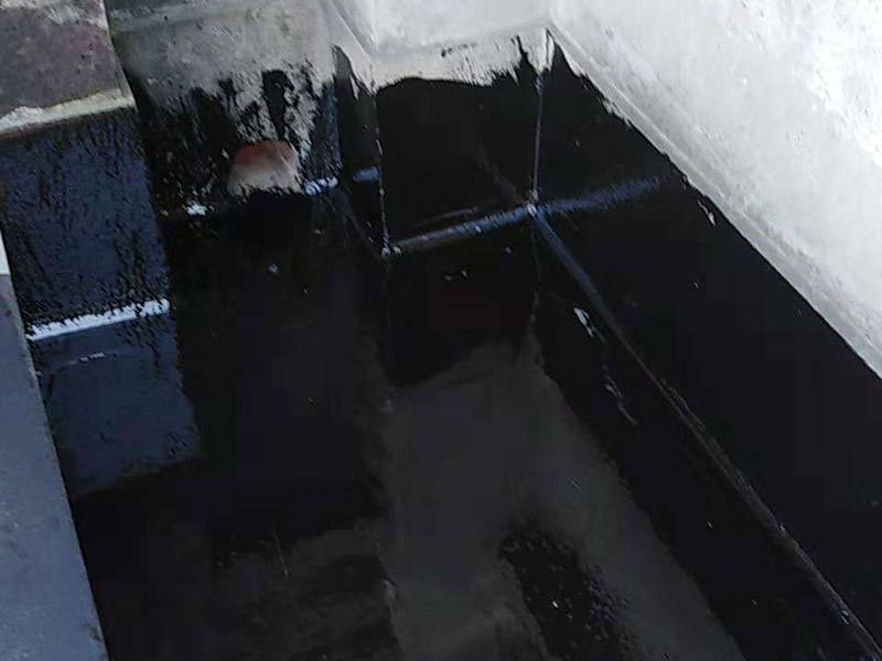 屋頂鋪設(shè)防水卷材：清理基層&mdash;&mdash;涂刷基層處理劑&mdash;&mdash;鋪貼卷材附加層(細(xì)部處理)&mdash;&mdash;熱熔鋪貼大面防水卷材&mdash;&mdash;熱熔封邊&mdash;&mdash;蓄水試驗&mdash;&mdash;保護(hù)層施工&mdash;&mdash;質(zhì)量驗收。 1) 在鋪設(shè)前基材處理劑需均勻涂刷需要鋪設(shè)的所有屋面； 2) 將準(zhǔn)備好的改性瀝青防水卷材鋪設(shè)在屋頂?shù)谋砻?，具體的尺寸根據(jù)實際的應(yīng)用要求； 3) 防水膜安裝應(yīng)采用氣缸式丙烷烤燈，剪裁應(yīng)使用專業(yè)的切割工具。 4) 一切準(zhǔn)備完成后將卷材放置在正確的位置，然后將其重新卷好，注意不要改變鋪設(shè)方向。 5) 點燃烤燈后對防水卷材與屋面的交接處進(jìn)行高溫處理，邊加熱邊滾動卷材，使用滾輪對卷材進(jìn)行碾壓，確保防水卷材與屋面完全粘合。 6) 重復(fù)操作直到卷材的整個長度牢固地粘合到表面上，鋪設(shè)完成后使用烤燈及剪裁工具對防水卷材進(jìn)行熱熔封邊，確保沒有開縫的地方。 7) 最后將使用烤燈卷材末端固定在側(cè)墻上，要確保防水卷材不會受到任何損壞，同時也可以借助其他零件對卷材末端進(jìn)行加固。 8) 暴露在地面以外的卷材區(qū)域應(yīng)用適當(dāng)?shù)姆浪暹M(jìn)行保護(hù)。 9) 施工完成后須經(jīng)過24小時才能進(jìn)行檢測。