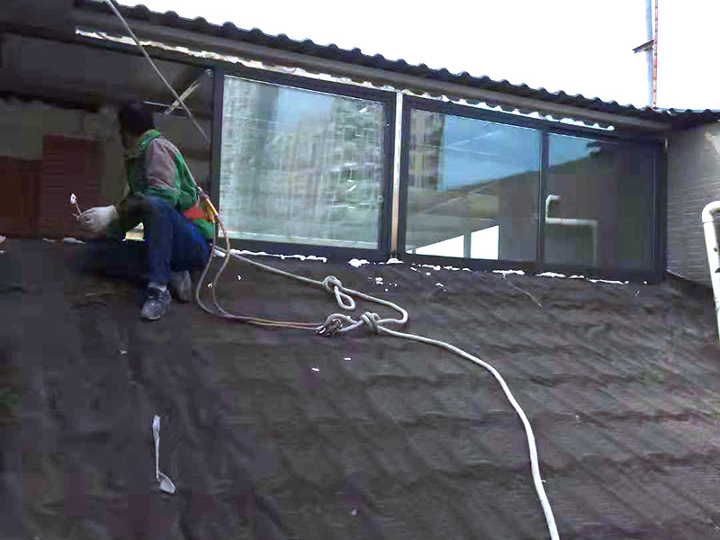 陽臺空鼓裂縫：如若墻體裂縫比較大，用刀將裂縫剮開成U形狀，用石膏粉對其進行填充（注意要比墻面稍低），再貼上玻璃布并用砂紙打磨光滑平整，最后對整體墻面刷上油漆。將水泥墻面去除，安裝一層石膏板，再做上乳膠漆。該方法能夠去除各種不規(guī)則裂縫，但是施工難度大，操作時間長！鏟掉開裂的漆膜部分并用彈性鑷子填平，刷上彈性墻面漆，注意遇到吸水性過強的基層要刷底漆。