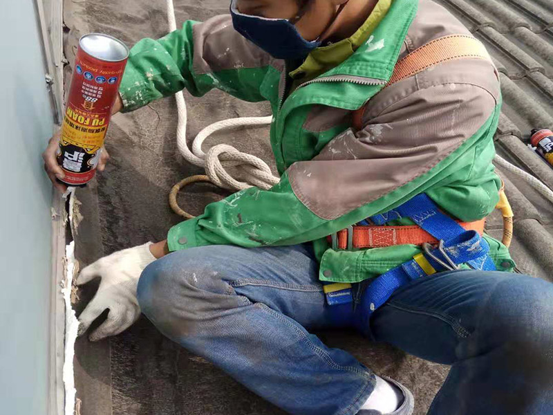 陽臺空鼓裂縫：如若墻體裂縫比較大，用刀將裂縫剮開成U形狀，用石膏粉對其進行填充（注意要比墻面稍低），再貼上玻璃布并用砂紙打磨光滑平整，最后對整體墻面刷上油漆。將水泥墻面去除，安裝一層石膏板，再做上乳膠漆。該方法能夠去除各種不規(guī)則裂縫，但是施工難度大，操作時間長！鏟掉開裂的漆膜部分并用彈性鑷子填平，刷上彈性墻面漆，注意遇到吸水性過強的基層要刷底漆。