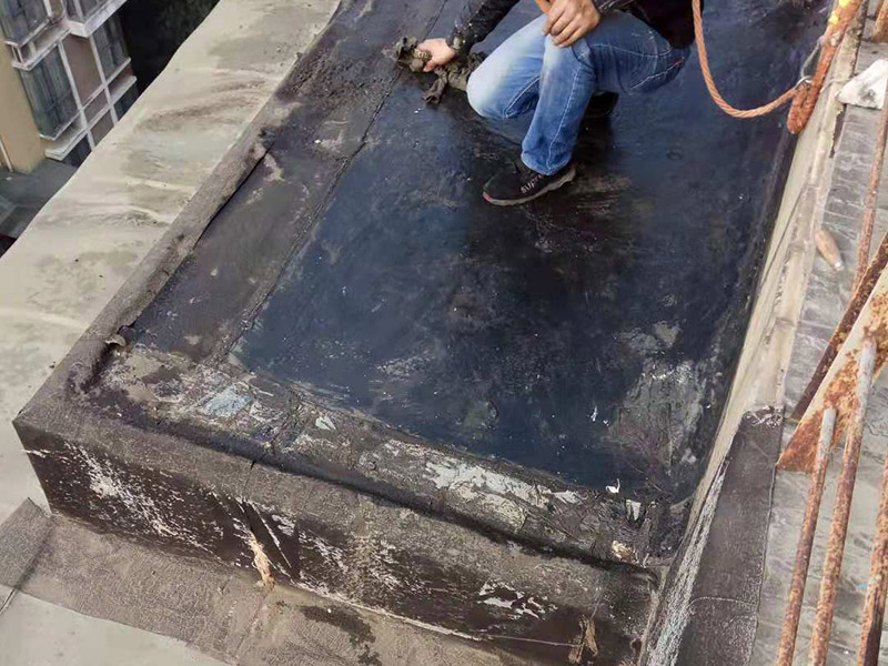 陽臺空鼓裂縫：如若墻體裂縫比較大，用刀將裂縫剮開成U形狀，用石膏粉對其進行填充（注意要比墻面稍低），再貼上玻璃布并用砂紙打磨光滑平整，最后對整體墻面刷上油漆。將水泥墻面去除，安裝一層石膏板，再做上乳膠漆。該方法能夠去除各種不規(guī)則裂縫，但是施工難度大，操作時間長！鏟掉開裂的漆膜部分并用彈性鑷子填平，刷上彈性墻面漆，注意遇到吸水性過強的基層要刷底漆。