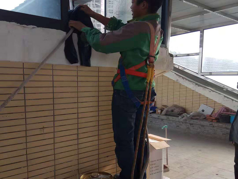 陽臺空鼓裂縫：如若墻體裂縫比較大，用刀將裂縫剮開成U形狀，用石膏粉對其進行填充（注意要比墻面稍低），再貼上玻璃布并用砂紙打磨光滑平整，最后對整體墻面刷上油漆。將水泥墻面去除，安裝一層石膏板，再做上乳膠漆。該方法能夠去除各種不規(guī)則裂縫，但是施工難度大，操作時間長！鏟掉開裂的漆膜部分并用彈性鑷子填平，刷上彈性墻面漆，注意遇到吸水性過強的基層要刷底漆。