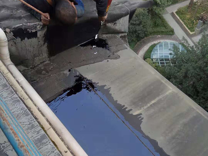 陽臺空鼓裂縫：如若墻體裂縫比較大，用刀將裂縫剮開成U形狀，用石膏粉對其進行填充（注意要比墻面稍低），再貼上玻璃布并用砂紙打磨光滑平整，最后對整體墻面刷上油漆。將水泥墻面去除，安裝一層石膏板，再做上乳膠漆。該方法能夠去除各種不規(guī)則裂縫，但是施工難度大，操作時間長！鏟掉開裂的漆膜部分并用彈性鑷子填平，刷上彈性墻面漆，注意遇到吸水性過強的基層要刷底漆。