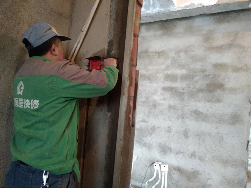 PPR水管插座安裝：1、安裝廚、衛(wèi)管道時(shí)，在計(jì)算管道出墻的尺寸時(shí)應(yīng)考慮到墻磚貼好后尺寸，即預(yù)先考慮墻磚的厚度。2、墻體內(nèi)、地面下都盡可能少用或不用連接配件，以減少滲漏隱患點(diǎn)。連接配件的安裝要保證牢固、無滲漏。3、進(jìn)水應(yīng)設(shè)有室內(nèi)總閥，安裝前必須檢查水管及連接配件是否有破損、砂眼、裂紋等現(xiàn)象，安裝后要通水進(jìn)行調(diào)試。4、設(shè)計(jì)鋪設(shè)管道時(shí)應(yīng)考慮洗衣機(jī)的用水龍頭安裝位置，下水口的布置等；同時(shí)注意電源插座的位置是否合適。5、管道鋪設(shè)完畢后要做管道壓力實(shí)驗(yàn)，實(shí)驗(yàn)壓力一般不小于0.6MPa，實(shí)驗(yàn)時(shí)間保持在20-30分鐘。