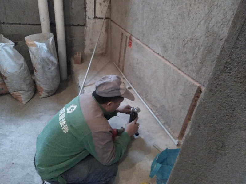 PPR水管插座安裝：1、安裝廚、衛(wèi)管道時(shí)，在計(jì)算管道出墻的尺寸時(shí)應(yīng)考慮到墻磚貼好后尺寸，即預(yù)先考慮墻磚的厚度。2、墻體內(nèi)、地面下都盡可能少用或不用連接配件，以減少滲漏隱患點(diǎn)。連接配件的安裝要保證牢固、無滲漏。3、進(jìn)水應(yīng)設(shè)有室內(nèi)總閥，安裝前必須檢查水管及連接配件是否有破損、砂眼、裂紋等現(xiàn)象，安裝后要通水進(jìn)行調(diào)試。4、設(shè)計(jì)鋪設(shè)管道時(shí)應(yīng)考慮洗衣機(jī)的用水龍頭安裝位置，下水口的布置等；同時(shí)注意電源插座的位置是否合適。5、管道鋪設(shè)完畢后要做管道壓力實(shí)驗(yàn)，實(shí)驗(yàn)壓力一般不小于0.6MPa，實(shí)驗(yàn)時(shí)間保持在20-30分鐘。