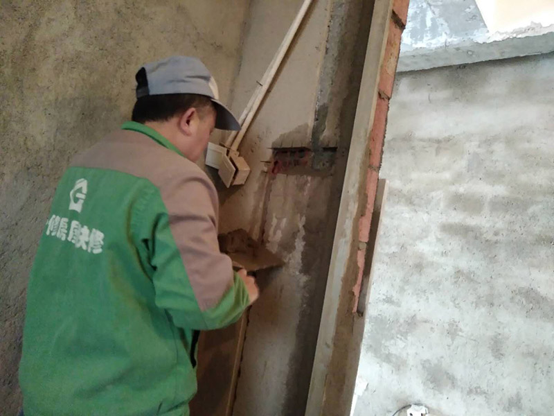 PPR水管插座安裝：1、安裝廚、衛(wèi)管道時(shí)，在計(jì)算管道出墻的尺寸時(shí)應(yīng)考慮到墻磚貼好后尺寸，即預(yù)先考慮墻磚的厚度。2、墻體內(nèi)、地面下都盡可能少用或不用連接配件，以減少滲漏隱患點(diǎn)。連接配件的安裝要保證牢固、無滲漏。3、進(jìn)水應(yīng)設(shè)有室內(nèi)總閥，安裝前必須檢查水管及連接配件是否有破損、砂眼、裂紋等現(xiàn)象，安裝后要通水進(jìn)行調(diào)試。4、設(shè)計(jì)鋪設(shè)管道時(shí)應(yīng)考慮洗衣機(jī)的用水龍頭安裝位置，下水口的布置等；同時(shí)注意電源插座的位置是否合適。5、管道鋪設(shè)完畢后要做管道壓力實(shí)驗(yàn)，實(shí)驗(yàn)壓力一般不小于0.6MPa，實(shí)驗(yàn)時(shí)間保持在20-30分鐘。