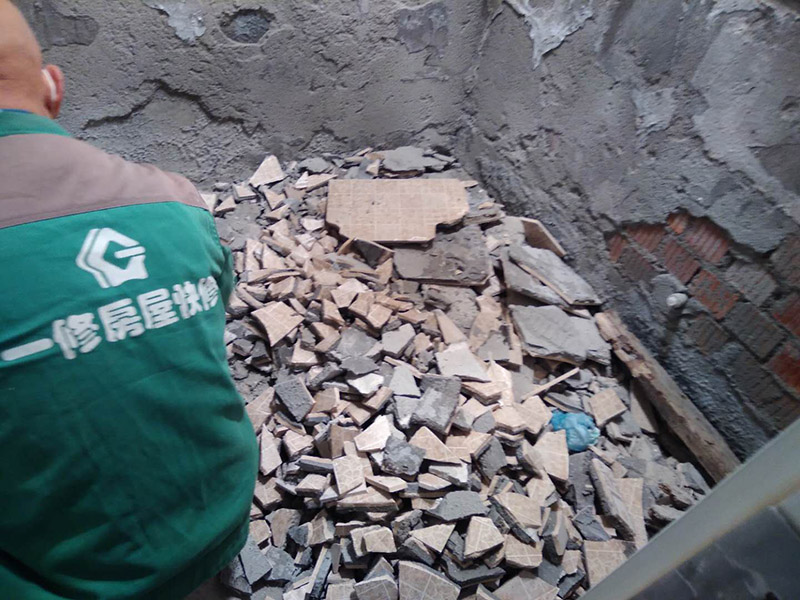 衛(wèi)生間瓷磚拆除裝袋：衛(wèi)浴用具拆除后可以對(duì)墻面瓷磚進(jìn)行拆卸。拆卸一般是從墻體的下方往上方敲，從瓷磚的邊緣往里面敲，還需要根據(jù)拆卸的位置選擇適當(dāng)?shù)那么u力度。  敲磚是從墻體下方開(kāi)始敲，從每塊瓷磚的邊緣開(kāi)始敲。如果先敲上面的瓷磚，地面堆積瓷磚較多，擋住墻體下面的瓷磚，不利于拆卸。另外，敲磚過(guò)程中，要不是對(duì)地面的瓷磚進(jìn)行清理，以免瓷磚過(guò)多堆積，減慢施工進(jìn)度以及造成施工意外。  由于二手房的衛(wèi)浴在之前是做了一次防水的，因此在敲磚時(shí)必須注意防水層的處理，舊的防水層一般都不打掉，在敲磚后，在原有的防水層上面，再薄薄做一層防水，以提高衛(wèi)浴的防水能力。但如果屋主需要把防水敲掉重新再做。則敲磚需要打到批土層或打到見(jiàn)底。  敲插座和龍頭附近的瓷磚時(shí)，要慢慢敲，小心摸清電線和水管的走向，以防損壞電線和水管。如果電線或水管已經(jīng)損壞了，要及時(shí)進(jìn)行修補(bǔ)處理，以免留下更多后續(xù)工程。