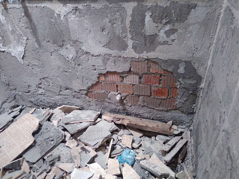 衛(wèi)生間瓷磚拆除裝袋：衛(wèi)浴用具拆除后可以對(duì)墻面瓷磚進(jìn)行拆卸。拆卸一般是從墻體的下方往上方敲，從瓷磚的邊緣往里面敲，還需要根據(jù)拆卸的位置選擇適當(dāng)?shù)那么u力度。  敲磚是從墻體下方開(kāi)始敲，從每塊瓷磚的邊緣開(kāi)始敲。如果先敲上面的瓷磚，地面堆積瓷磚較多，擋住墻體下面的瓷磚，不利于拆卸。另外，敲磚過(guò)程中，要不是對(duì)地面的瓷磚進(jìn)行清理，以免瓷磚過(guò)多堆積，減慢施工進(jìn)度以及造成施工意外。  由于二手房的衛(wèi)浴在之前是做了一次防水的，因此在敲磚時(shí)必須注意防水層的處理，舊的防水層一般都不打掉，在敲磚后，在原有的防水層上面，再薄薄做一層防水，以提高衛(wèi)浴的防水能力。但如果屋主需要把防水敲掉重新再做。則敲磚需要打到批土層或打到見(jiàn)底。  敲插座和龍頭附近的瓷磚時(shí)，要慢慢敲，小心摸清電線和水管的走向，以防損壞電線和水管。如果電線或水管已經(jīng)損壞了，要及時(shí)進(jìn)行修補(bǔ)處理，以免留下更多后續(xù)工程。