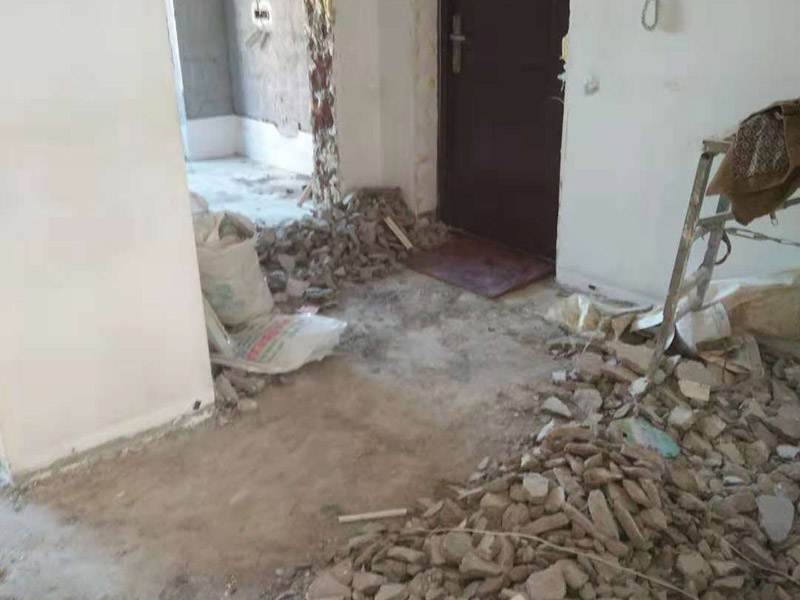 房子裝修拆除現(xiàn)場：因為進行裝修拆除的工程時會產(chǎn)生巨大的噪音，所以施工時間不宜在節(jié)假日進行，早上8點和晚上10點之后也不適合。如果是有電梯的房子裝修拆除的話，要做好電梯間的保護工作，避免影響一整棟樓的環(huán)境。弄一些夾板或者真珠板材來保護電梯間，從電梯間到房門的走廊倪也鋪設一些瓦楞紙或者真珠板，避免使用推車的時候損壞地面。如果對于屋子里的地板不需要進行裝修拆除的話，就需要考慮到保護的問題了。要在地板上鋪一層夾板加上一層真珠板，以免重物敲擊或者是顏色滲透。如果原本房內(nèi)的家具不好搬出去則需要考慮用一層氣泡紙包裹起來，然后加一層棉被才能比較穩(wěn)妥的保護好，倪是都不好要留在現(xiàn)場，至于燈具、空調(diào)和熱水器等倪還是拆掉，完工之后再裝回來。在開始施工時，要記得先把水源的總開關(guān)都關(guān)閉，并且要暫時關(guān)閉警報器和保全系統(tǒng)。對于隱蔽工程要盡量的標出管線可能經(jīng)過的位置，特別是天花板上的灑水頭和警報器等，一定要特別小心。