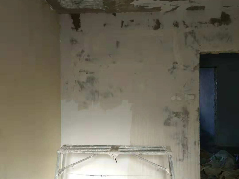 房子裝修拆除現(xiàn)場：因為進行裝修拆除的工程時會產(chǎn)生巨大的噪音，所以施工時間不宜在節(jié)假日進行，早上8點和晚上10點之后也不適合。如果是有電梯的房子裝修拆除的話，要做好電梯間的保護工作，避免影響一整棟樓的環(huán)境。弄一些夾板或者真珠板材來保護電梯間，從電梯間到房門的走廊倪也鋪設一些瓦楞紙或者真珠板，避免使用推車的時候損壞地面。如果對于屋子里的地板不需要進行裝修拆除的話，就需要考慮到保護的問題了。要在地板上鋪一層夾板加上一層真珠板，以免重物敲擊或者是顏色滲透。如果原本房內(nèi)的家具不好搬出去則需要考慮用一層氣泡紙包裹起來，然后加一層棉被才能比較穩(wěn)妥的保護好，倪是都不好要留在現(xiàn)場，至于燈具、空調(diào)和熱水器等倪還是拆掉，完工之后再裝回來。在開始施工時，要記得先把水源的總開關(guān)都關(guān)閉，并且要暫時關(guān)閉警報器和保全系統(tǒng)。對于隱蔽工程要盡量的標出管線可能經(jīng)過的位置，特別是天花板上的灑水頭和警報器等，一定要特別小心。