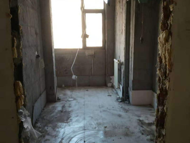 房子裝修拆除現(xiàn)場：因為進行裝修拆除的工程時會產(chǎn)生巨大的噪音，所以施工時間不宜在節(jié)假日進行，早上8點和晚上10點之后也不適合。如果是有電梯的房子裝修拆除的話，要做好電梯間的保護工作，避免影響一整棟樓的環(huán)境。弄一些夾板或者真珠板材來保護電梯間，從電梯間到房門的走廊倪也鋪設一些瓦楞紙或者真珠板，避免使用推車的時候損壞地面。如果對于屋子里的地板不需要進行裝修拆除的話，就需要考慮到保護的問題了。要在地板上鋪一層夾板加上一層真珠板，以免重物敲擊或者是顏色滲透。如果原本房內(nèi)的家具不好搬出去則需要考慮用一層氣泡紙包裹起來，然后加一層棉被才能比較穩(wěn)妥的保護好，倪是都不好要留在現(xiàn)場，至于燈具、空調(diào)和熱水器等倪還是拆掉，完工之后再裝回來。在開始施工時，要記得先把水源的總開關(guān)都關(guān)閉，并且要暫時關(guān)閉警報器和保全系統(tǒng)。對于隱蔽工程要盡量的標出管線可能經(jīng)過的位置，特別是天花板上的灑水頭和警報器等，一定要特別小心。