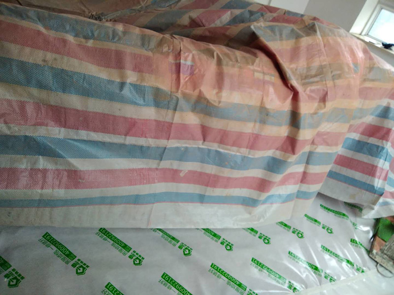 刷漆成品保護(hù)：在進(jìn)行墻面漆涂刷之前，需要先對(duì)施工區(qū)域進(jìn)行清理，如果家具、電器等物件最好搬移到別的地方。如果搬移不了的話，需要進(jìn)行成品保護(hù)，因?yàn)樵谑┕み^(guò)程中，難免會(huì)出現(xiàn)油漆掉落現(xiàn)象，這樣很容易造成污染，影響使用的美觀性。還需要進(jìn)行墻面的全面檢查，看看基層是否牢固平整。如果是舊墻出現(xiàn)漆膜脫落、開裂，需要先進(jìn)行鏟墻皮或者使用石膏來(lái)進(jìn)行裂縫的修補(bǔ)處理。做到墻面無(wú)灰塵、雜物，平整，再使用界面劑進(jìn)行墻面的涂刷，施工應(yīng)細(xì)致均勻。