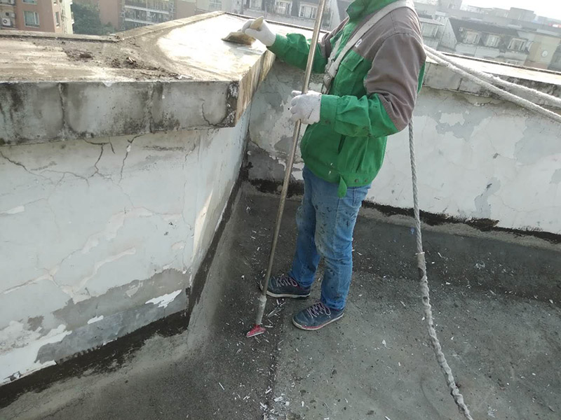 樓頂陽臺刷防水：開放式的陽臺在暴雨來臨時容易進水，為了防止雨水進入室內(nèi)，因此我們在陽臺裝修時，需要有一定坡度，保證水能順利流向排水孔，不會進入房間。在暴雨天氣下，如果雨量大于地漏的排水能力時，就會在陽臺地面出現(xiàn)大量積水，容易導(dǎo)致積水進入室內(nèi)，因此我們在選購陽臺地漏的時，最好選擇排水量大且順暢的地漏。通常陽臺的防水層都在外層，需要受到陽光暴曬、雨水侵蝕、嚴寒酷暑等自然天氣的考驗，如果沒有出色的性能和良好的保護措施，他的使用年限會大大縮短。因此，我們在選購防水材料時，需要選擇強度高、耐老化的防水涂料。